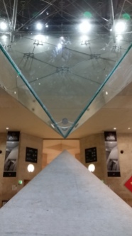 Een deel van de beroemde pyramide van het Louvre
