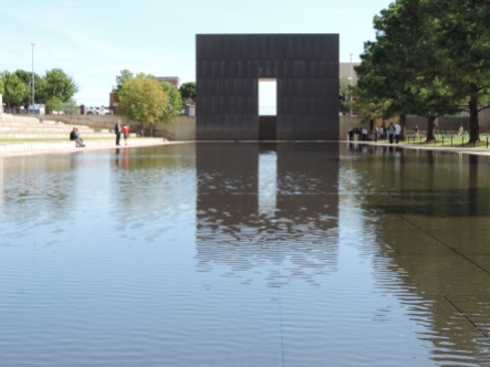 De vijver met z'n poorten van het Oklahoma City Memorial