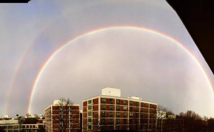 De regenboog boven de studenten 'residence' gebouwen tegenover de business school 